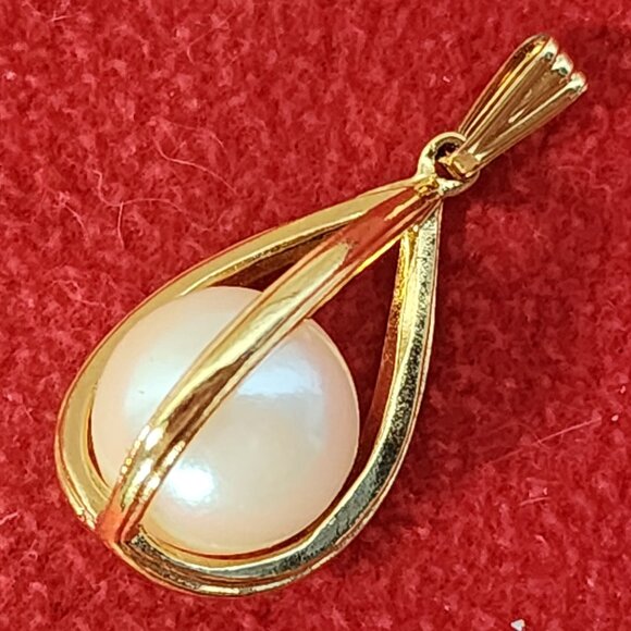Avon Vintage Large Cream Floating Faux Pearl Inside a Gold Tone Cage Pendant - Picture 10 of 16